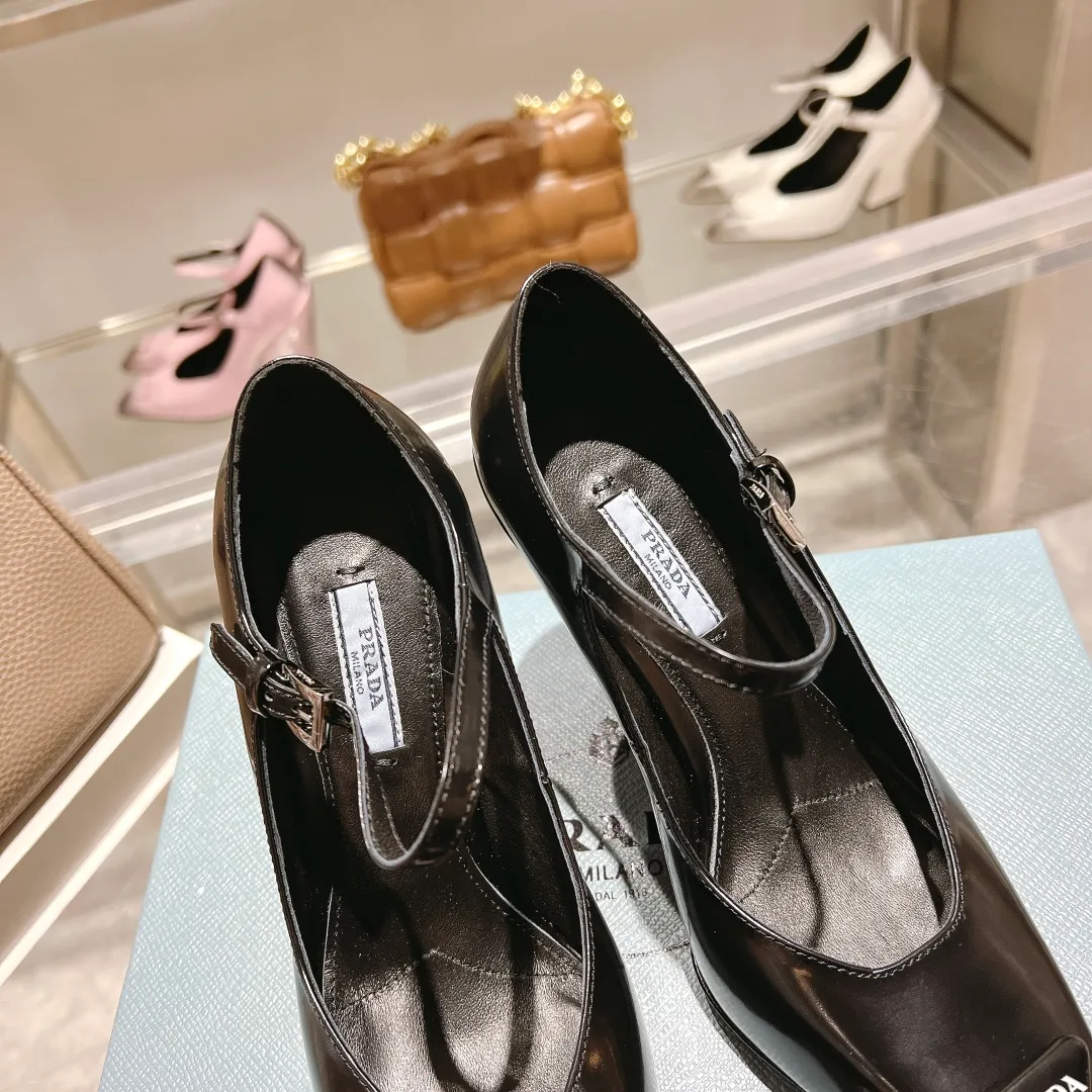 👟👟Ex-factory price 600👟👟 🏧🏧 PRADA ²⁰²²𝐬𝐬Prada’s new product, prada22/23ss “T-stage show style”, the most popular large block heels and wedge-heeled shoes in the ordering conference, (original top-grade open-edge beaded cowhide leather, 3D electronic spray painting color effect. 2 styles are grandly launched.) ——————————————————❣️ The 2022S/23S PRADA autumn and winter new styles are so good-looking. Internet celebrities from all over the world have planted popular models, awakening the imagination of skirt trains, corset ribs and corset curves, streamlined to the extreme ~ super hot series of hot products, iconic logo small leather bag with buckle.  Prada spring 2022's latest electronic inkjet technology, coupled with a small square toe, allows the autumn and winter models to evolve the same look, showing two different styles through different makeup, hair and body shapes with 8.5cm thick heels. Autumn singles and boots are equally charming, and the styles presented are also wonderful!  This season's Prada styles are simpler in design than before. They don't deliberately pursue a trendy or sporty feel. The overall look is natural, and the colors are not too bright. They are so beautiful when paired with a large pointed wedge heel. 😋The original shoes are developed and purchased from Italian counters, and are reproduced 1:1 according to the original taste. The sloped block heel and concave and convex shape are the same as the original. 💛❤️ ⚛ Mixed sheepskin lining is breathable and comfortable, genuine leather outsole ⚛Ready for sale Size: 35-39 (40 customized) ⚛Multiple colors, all official colors can be produced.